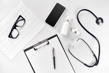 Doktorlar Ofis Büro tıbbi belgeler, grafikler, gözlük ve stetoskop ile. Üstten Görünüm. Kopya alanı
