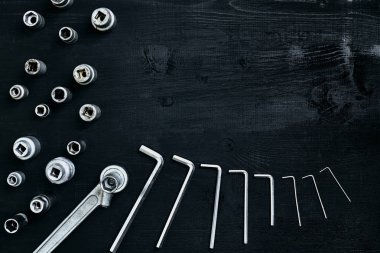 Siyah ahşap arka plan üzerine Oto araçları iş veya tamir için. Üstten Görünüm