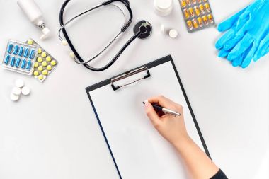 Kadın Doktorlar el tıbbi kayıt beyaz tablo doldurma