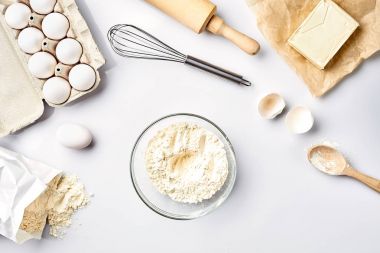 Malzemeler için pasta beyaz masaya pişirme