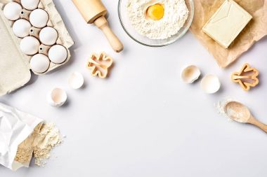 Malzemeler için pasta beyaz masaya pişirme
