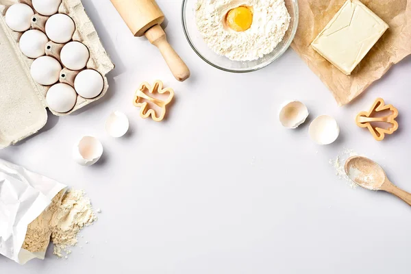 Hozzávalók tészta, a fehér asztal sütés — Stock Fotó