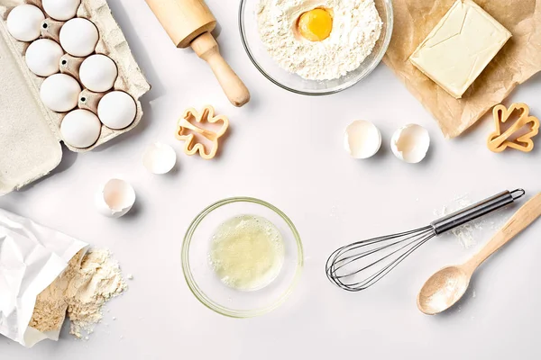 Ingredientes de cozimento para pastelaria na mesa branca — Fotografia de Stock