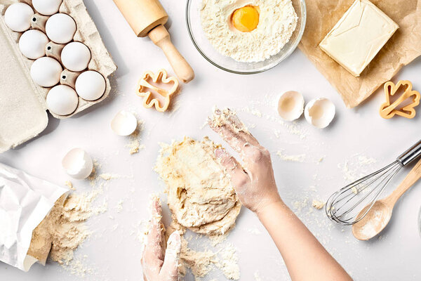 Пекарь готовится смешать тесто, вид сверху. Концепция приготовления пищи, выпечки
