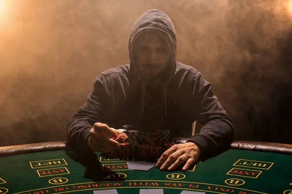 Portréja egy profi póker játékos ül Poker asztal — Stock Fotó