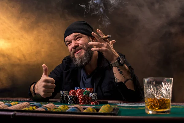 Γενειοφόρος άνδρας πίνει ουίσκι παίζοντας πόκερ — Φωτογραφία Αρχείου