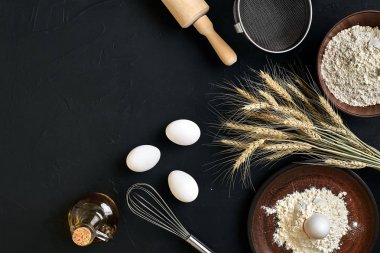 Fırın mutfak masa kahverengi yemekleri pişirme hazırlık eşya taze bakkal farklı malzemeler: yumurta, un, yağ, şeyler Üstten Görünüm