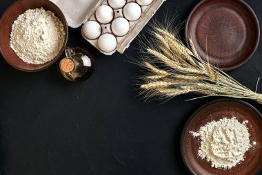 Fırın mutfak masa kahverengi yemekleri pişirme hazırlık eşya taze bakkal farklı malzemeler: yumurta, un, yağ, şeyler Üstten Görünüm