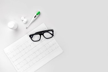 Termometre, gözlük, hap ve kardiyogram doktorlar Resepsiyon