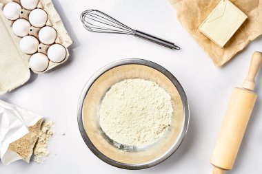 Hamur hazırlama. Tarifi Malzemeler miktarı ölçüsü. Hamur için malzemeler: un, yumurta, oklava, çırpma teli, tereyağı. Üstten Görünüm, metin için yer