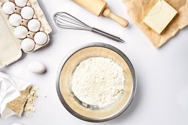 Hamur hazırlama. Tarifi Malzemeler miktarı ölçüsü. Hamur için malzemeler: un, yumurta, oklava, çırpma teli, tereyağı. Üstten Görünüm, metin için yer