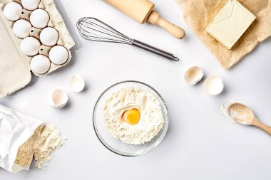 Malzemeler için pasta beyaz masaya pişirme