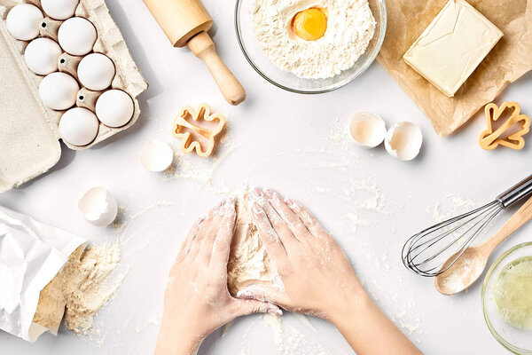 Пекарь готовится смешать тесто, вид сверху. Концепция приготовления пищи, выпечки
