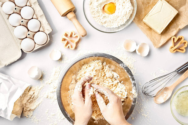 Пекарь готовится смешать тесто, вид сверху. Концепция приготовления пищи, выпечки
