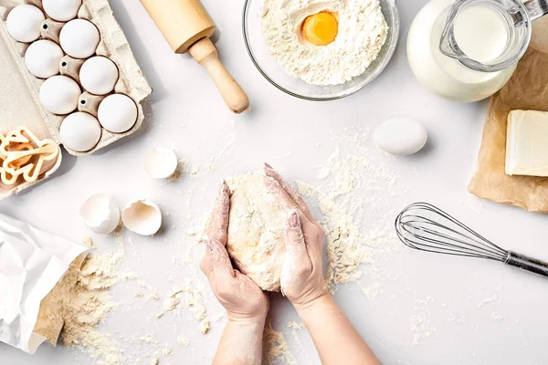 Baker üstten görünüm hamur yoğurmak hazırlanıyor. Yemek, ekmek kavramı — Stok fotoğraf