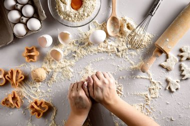Hazırlık pişirme. Çiğ hamur ve beyaz bir tablo üzerinde tatil çerez kesiciler. Üstten Görünüm.