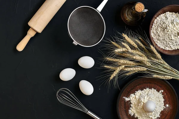 Приготування приготування приготування випічки кухонний стіл коричневі страви посуд свіжі продуктові різні інгредієнти: яйця, борошно, олія, вид зверху — стокове фото