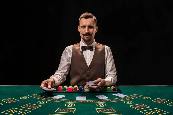 Krupiér za hazard stolu v kasinu. — Stock fotografie