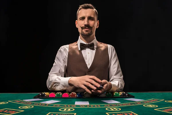 Croupier позаду грального столу в казино . — стокове фото