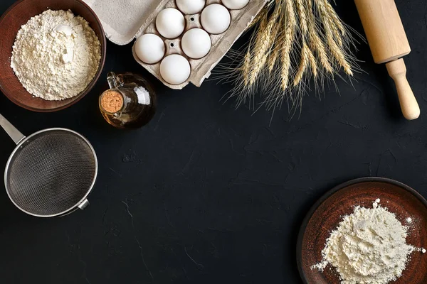 Pasta ingredientes de cocina en la mesa de cocina negro. Vista superior con espacio para su texto — Foto de Stock