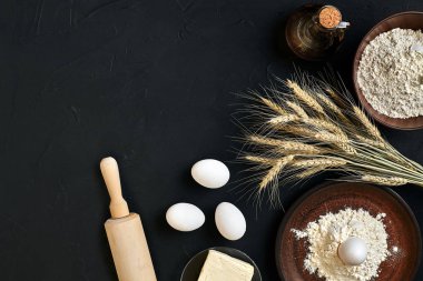 Siyah mutfak masasında makarna pişirme malzemeleri. Metnin için alanı olan en üstteki görünüm