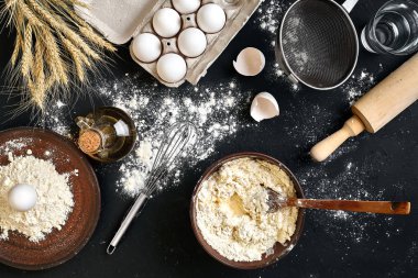 Siyah mutfak masasında makarna pişirme malzemeleri. Metnin için alanı olan en üstteki görünüm
