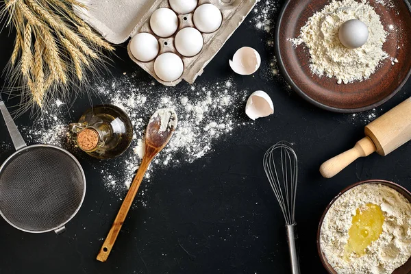 Pasta matlagning ingredienser på svart köksbord. Ovanifrån med plats för din text — Stockfoto