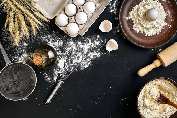 Pasta matlagning ingredienser på svart köksbord. Ovanifrån med plats för din text — Stockfoto