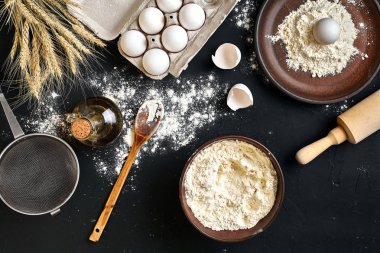 Siyah mutfak masasında makarna pişirme malzemeleri. Metnin için alanı olan en üstteki görünüm