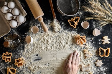 Üstten Görünüm eller hamur yemek pişirmek için bir yer hazırlar