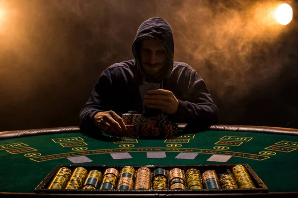 Porträtt av en professionell pokerspelare som sitter vid pokerbordet — Stockfoto