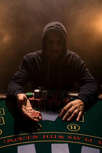 Porträtt av en professionell pokerspelare som sitter vid pokerbordet — Stockfoto