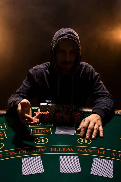 Portret profesjonalnym pokerzystą, siedząc przy stole — Zdjęcie stockowe