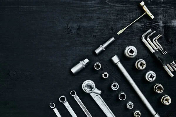 Siyah ahşap arka plan üzerine Oto araçları iş veya tamir için. Üstten Görünüm