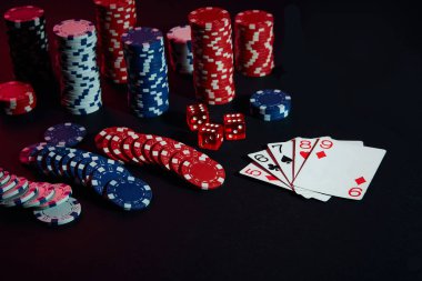Casino fişi ve siyah masa yüzeyi kartları. Kumar, servet, oyun ve eğlence kavramı - kadar yakın