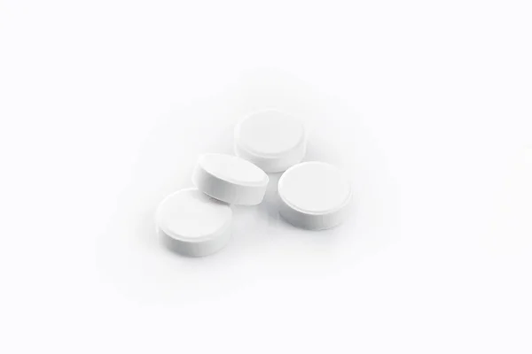 White medical pills isolated on a white background. Aspirin. Close-up — Stock Photo, Image