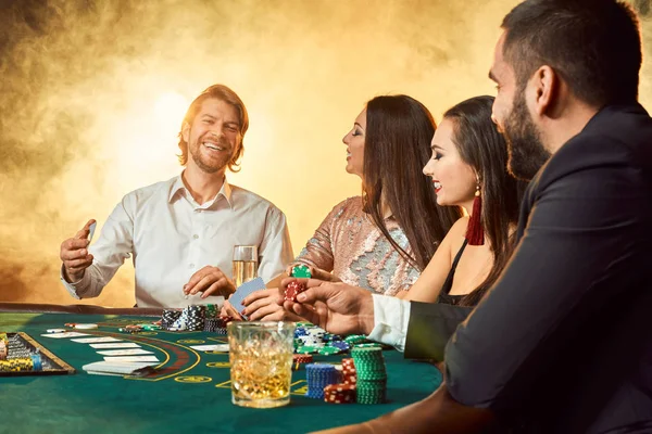 Freunde der Oberschicht spielen im Casino. — Stockfoto