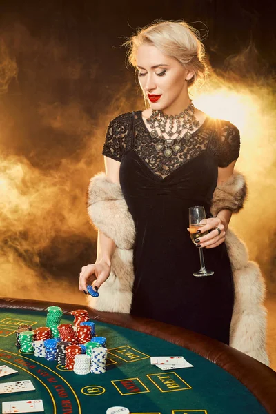 カジノのテーブルの近くのポーカー チップを維持する女性の肖像 — ストック写真