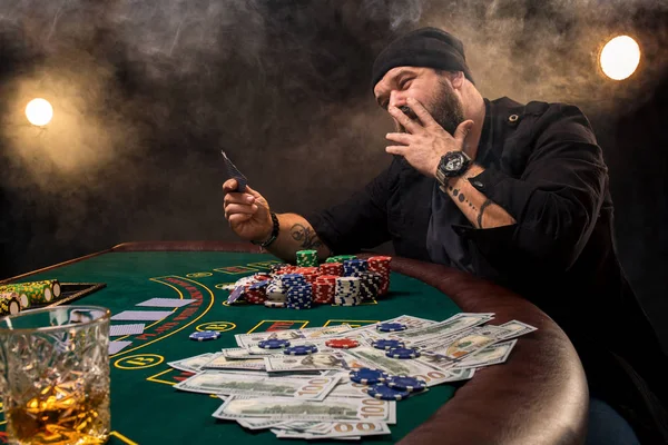 Man spelar poker. Känslomässigt Underkänd i spel, game over för kortspelare, man mycket arg med dumt val, förlorar alla marker på bank. — Stockfoto