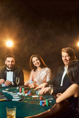 Üst sınıf arkadaşlar kumarhanede kumar oynuyorlar..