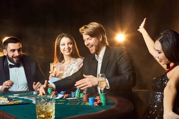 Des amis de la classe supérieure jouent dans un casino. — Photo