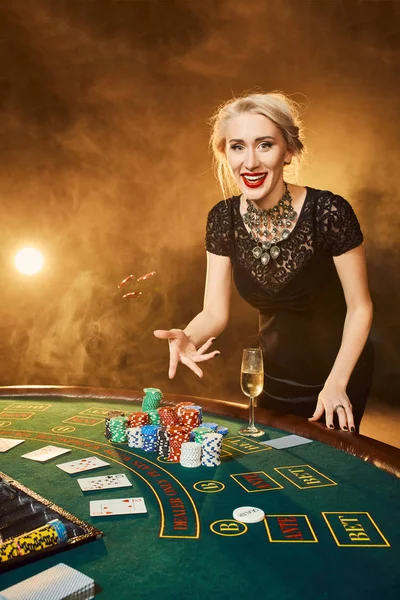 Tablo casino poker fişleri atma kadın portresi — Stok fotoğraf