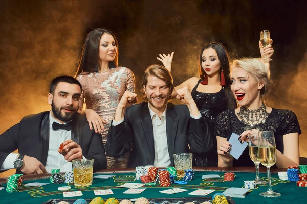 围坐在一桌一家赌场的扑克玩家. — 图库照片