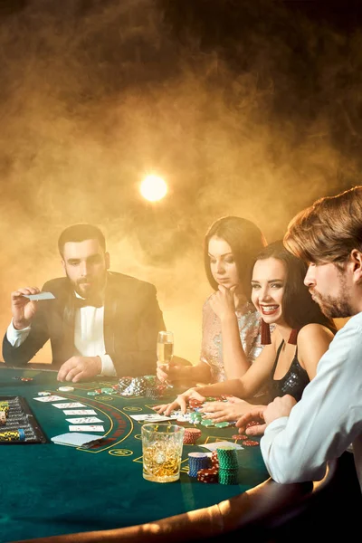 Amigos de classe alta jogando em um cassino. — Fotografia de Stock