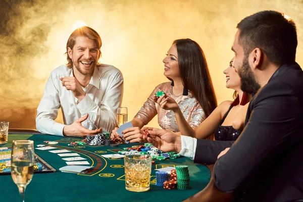 Amigos de clase alta jugando en un casino. — Foto de Stock