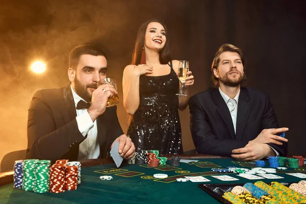 Grupo de jóvenes ricos está jugando al poker en el casino —  Fotos de Stock
