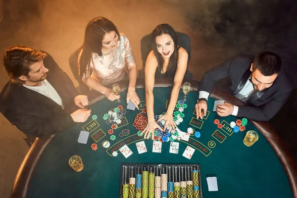 扑克玩家围坐在赌场的桌子旁。顶部视图 — 图库照片