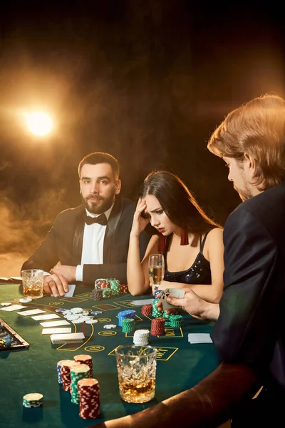 Grupo de jovens ricos está jogando poker no cassino — Fotografia de Stock