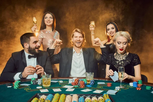 Pokerspieler sitzen an einem Tisch in einem Casino. — Stockfoto