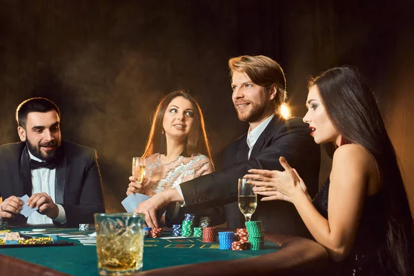 Amigos de clase alta jugando en un casino. — Foto de Stock